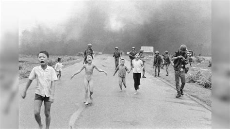 Fotografía histórica de la niña corriendo tras el bombardeo de napalm en Trang Bang, Vietnam (1972).