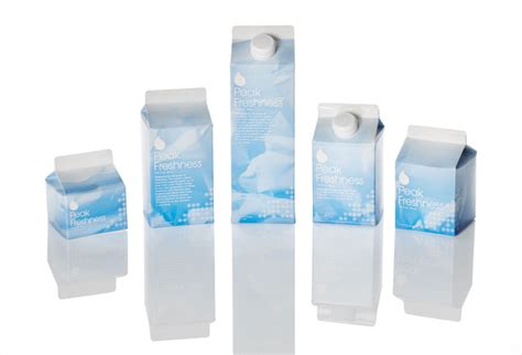 Fotografía de envases individuales de leche (briks pequeños y bolsas) con pajita incorporada