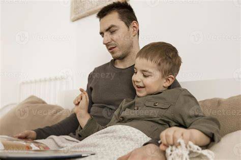 Fotografía temática de un padre y su hijo compartiendo una comida saludable en un ambiente familiar armonioso