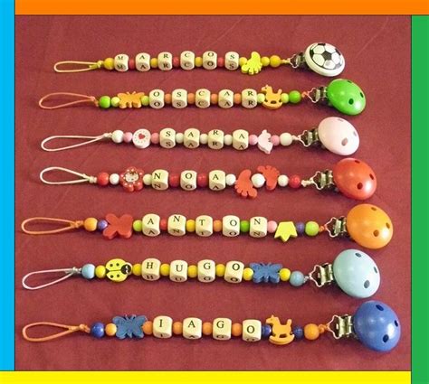 Foto de materiales para chupeteros: perlas de madera, cordón y clip