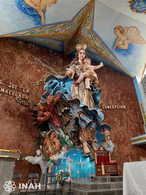 Representación artística de la Inmaculada Concepción embarazada, con detalles de serenidad y meditación.