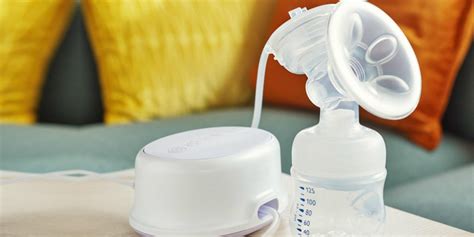 Diagrama mostrando cómo girar el dial del sacaleches para ajustar la intensidad de la succión, con iconos indicando niveles bajo, medio y alto.