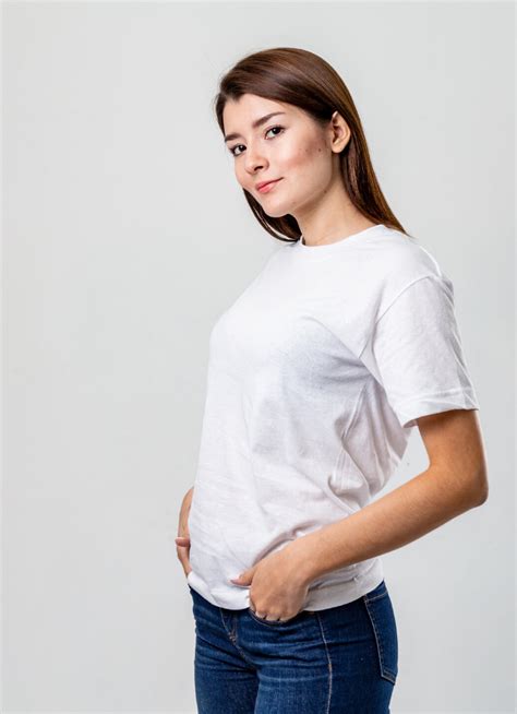 Foto de mujer usando una camiseta blanca de lactancia combinada con otra prenda