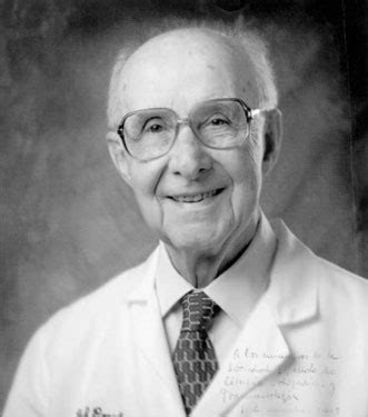 Fotografía histórica del Dr. Ignacio Ponseti trabajando en su método.