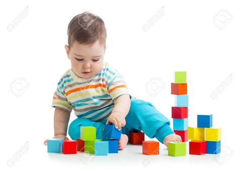 Bebé de 7 meses jugando con cubos de apilar