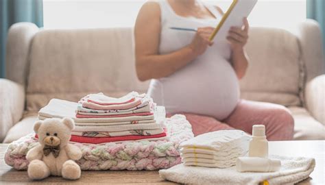 Mujer pensando sobre la maternidad, con un fondo simbólico de elecciones y caminos de vida