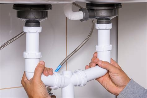 Detalle del tubo de desagüe y las patas antideslizantes de la bañera plegable