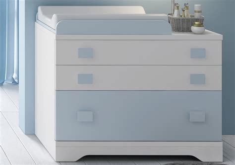 Montaje de diferentes tipos de cambiadores, incluyendo modelos de viaje, sobre cómoda y muebles cambiadores