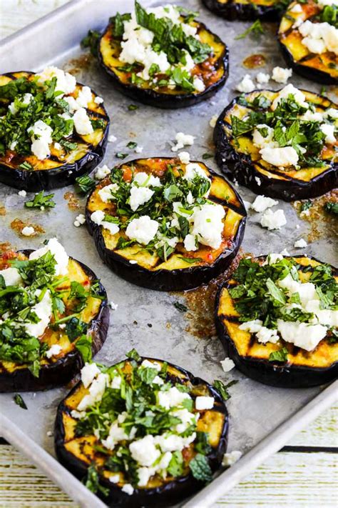 Plato de berenjenas con queso feta, nueces y hierbas