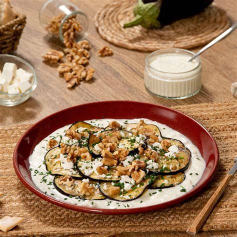 Plato final de berenjenas con salsa de queso feta y nueces