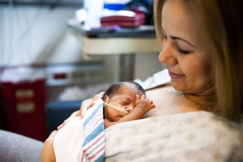 Madre practicando método Canguro con su bebé prematuro