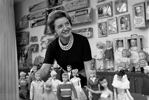 Ruth Handler, cofundadora de Mattel, observando a su hija jugar con muñecas de trapo, inspirada para crear Barbie.