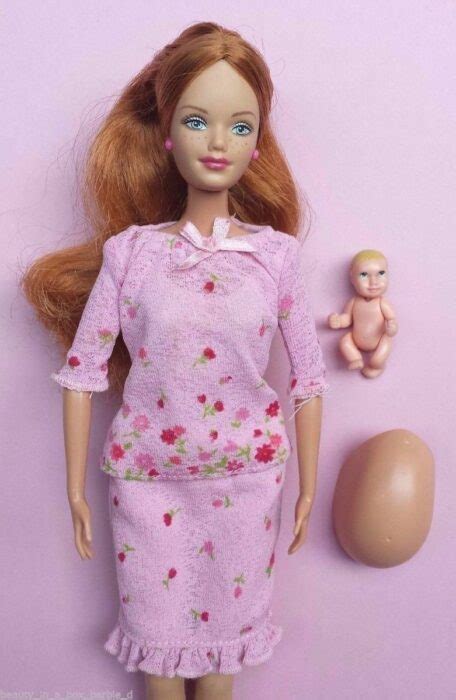 Midge, la amiga embarazada de Barbie, con su característico vientre desmontable.
