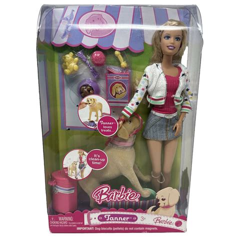 Barbie con su perro Tanner, mostrando el accesorio para recoger las heces.