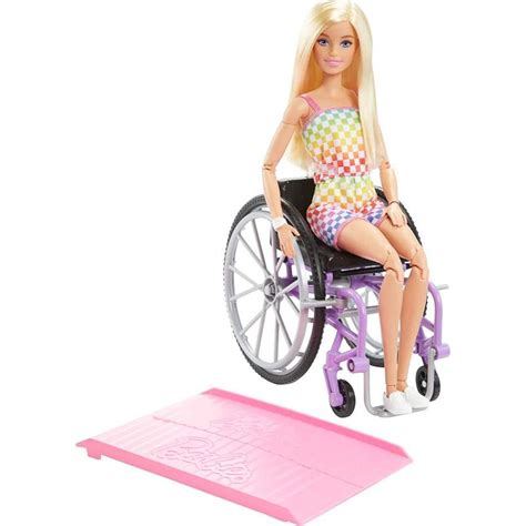 Barbie en silla de ruedas con su rampa de acceso a la Casa de Ensueño.