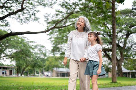 Niña jugando libremente en un parque o jardín