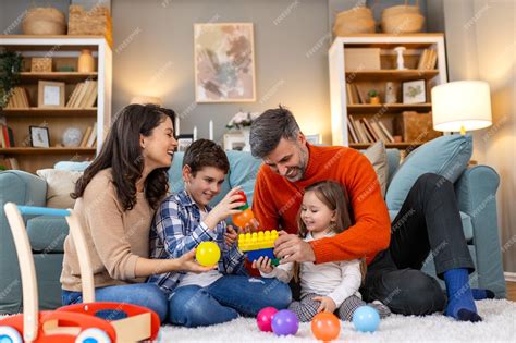 Familia feliz (padres e hijos) jugando en un entorno escolar o familiar