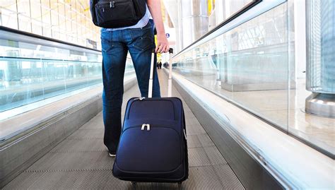 Foto de una persona midiendo su equipaje de mano antes de viajar