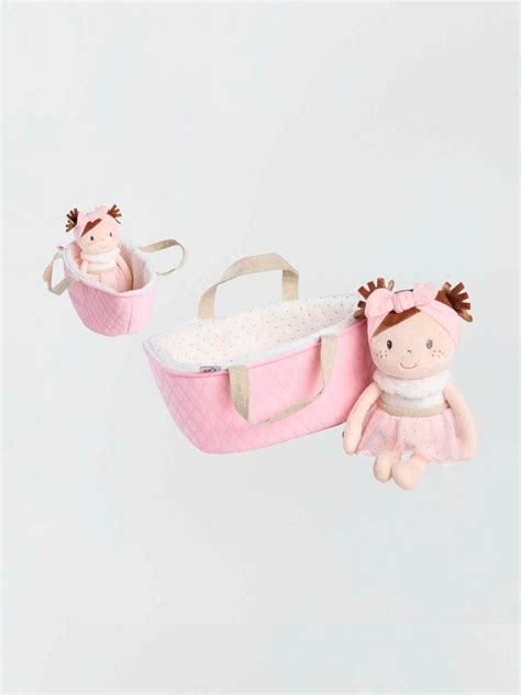 Detalle de los accesorios de la muñeca: capazo, cojín rosa y el dou dou que acompaña a Luna en sus sueños.