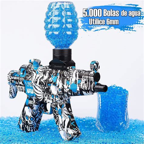 Esferas de gel de colores expandiéndose en agua, con una pistola de juguete de fondo