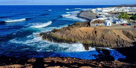Fotografía de la costa de El Golfo, donde las olas chocan contra la roca volcánica y se forma la Laguna Verde.
