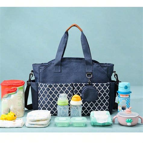 Interior de un bolso cambiador con diferentes compartimentos para pañales, biberones y ropa
