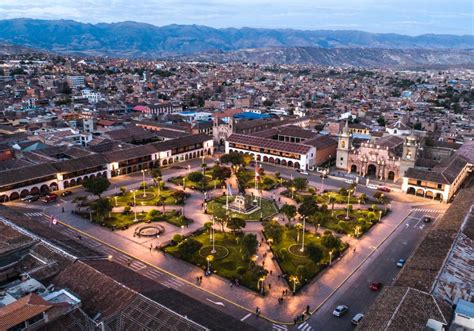 Vista panorámica del pueblo de Limpias con el río y el puerto histórico.