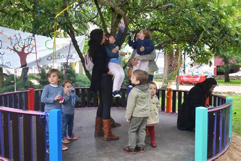 Niños colgando sus chupetes en el 'Árbol de los Chupetes' en Casar de Cáceres.
