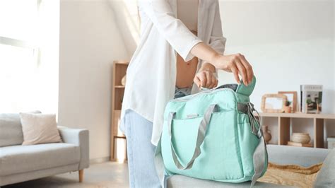 Guía visual: qué llevar en el bolso de paseo al usar pañales reutilizables.