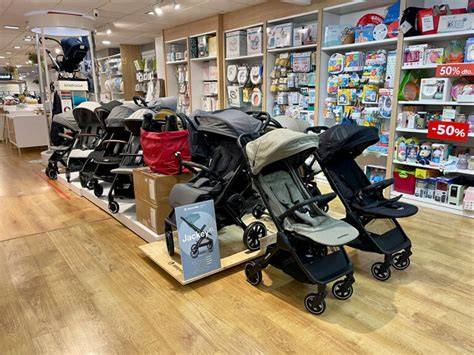 Tienda de productos para bebés con diversas sillas de paseo