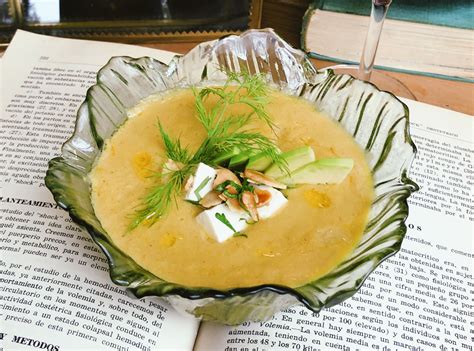 Plato de crema de maíz y jengibre con queso feta, almendras y aguacate del restaurante Makkila