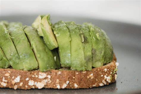Tostada con aguacate, queso feta y otros ingredientes