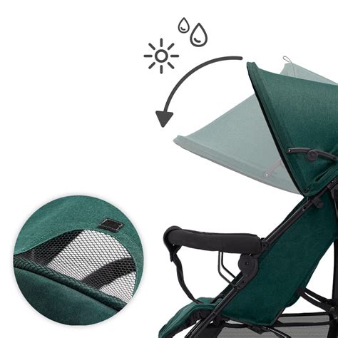 Detalle de la capota extensible de una silla de paseo con protección solar