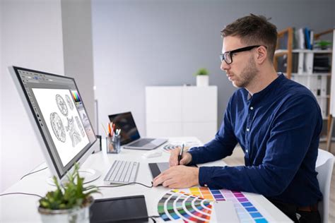 Diseñador gráfico trabajando en un boceto de silla de paseo infantil