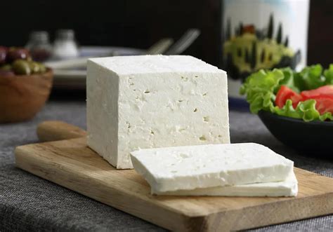 Infografía comparando la textura y sabor del queso feta, ricotta y queso de cabra