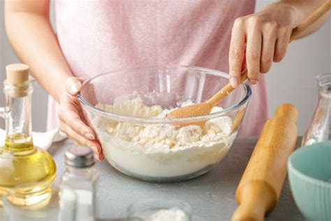 Fotografía de un bol con la mezcla en polvo para feta vegano y el resultado final cortado en cubos