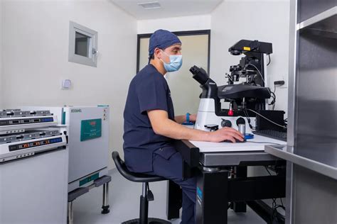 Equipo médico de una clínica de fertilidad en consulta con pacientes