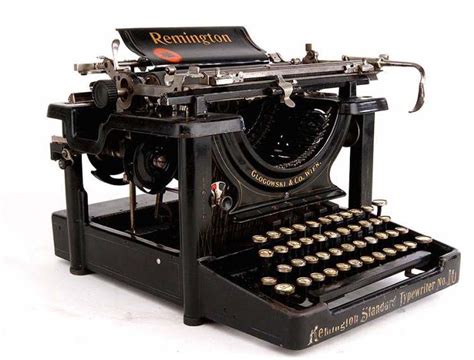 Esquema de las primeras máquinas de escribir Remington o fotografía de un modelo antiguo.
