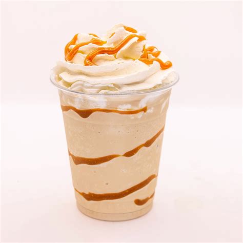 Primer plano de café con leche helado decorado con nata montada y cacao