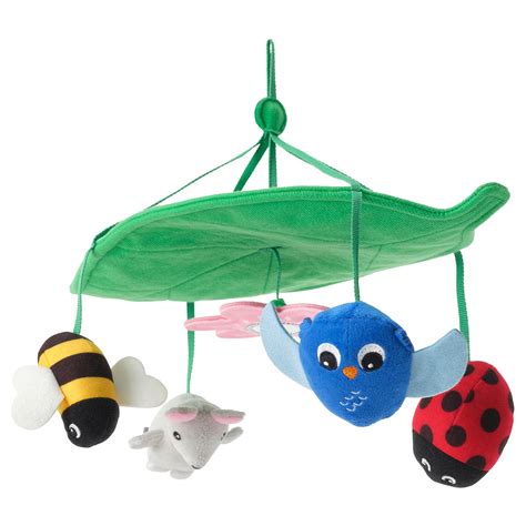 Composición de juguetes de la colección SANDBI: peluche musical, alfombrilla de actividades, móvil de cuna y sonajero.
