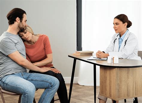 Pareja recibiendo apoyo psicológico en una consulta de fertilidad