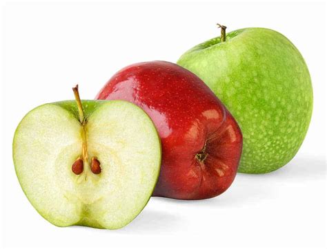 Fotografía de manzanas rojas y verdes, con un vaso de agua al lado.