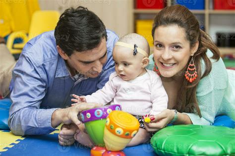 Foto de padres interactuando con su bebé lactante