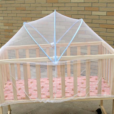 Mosquitera de cuna protegiendo al bebé