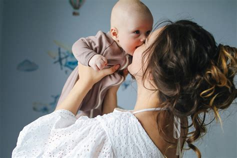 Foto: Madre adolescente amamantando a su bebé con afecto