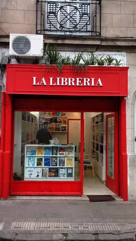 Exterior de la Librería Patricio Almirón en Cazorla o una imagen representativa de un librero organizando libros