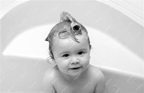 Bebé feliz bañándose en una bañera ergonómica con soportes