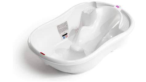 Primer plano de una bañera ergonómica para bebé con zonas antideslizantes