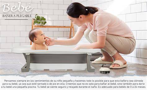 Bañera para bebé plegada y compacta junto a una pared