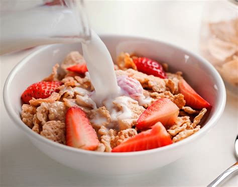 Foto de un desayuno equilibrado con copos de cereal, fruta y un huevo